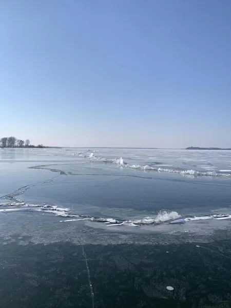 Ніби тане льодовик: на Світязі скресла крига (фото)
