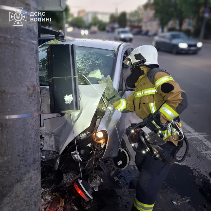 ДТП на Відродження у Луцьку: на місці працювали рятувальники (фото)