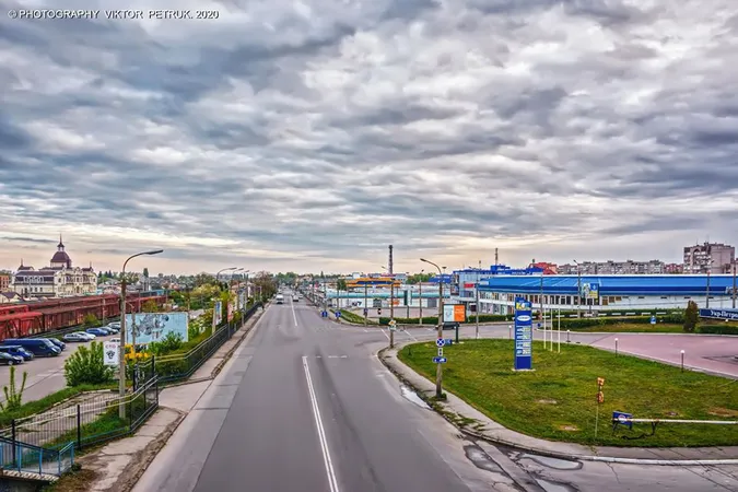 Фотограф показав весняні ранки на порожніх вулицях Луцька