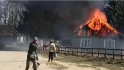 На Житомирщині палили суху траву, а горіла сільська рада (фото)