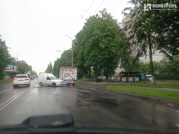 У Луцьку на вулиці Гордіюк – аварія: заблокований рух тролейбусів (фото)