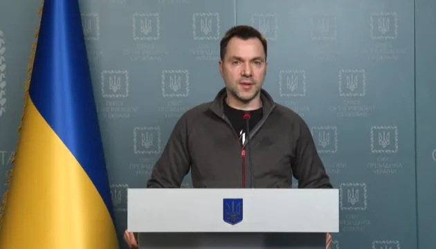 ЗСУ відбивають наступи російських військ на сході – Арестович (відео)