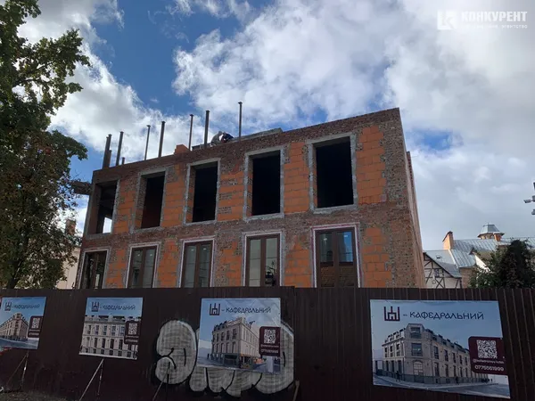 Біля Луцького замку от-от виросте «лежача 11-поверхівка»: що там відбувається (фото)