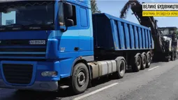 На Ратнівщині цілодобово ремонтують дорогу: рух – в реверсному режимі (фото)