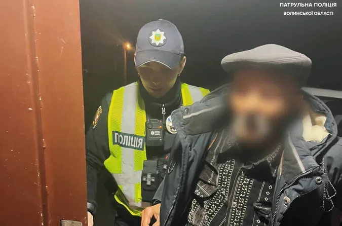 Серед Луцька на дорозі лежав дідусь: що з ним трапилось