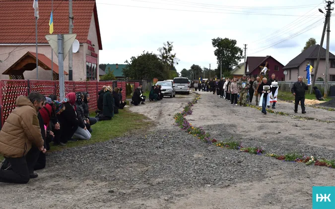 Повернувся не на весілля, а на свій похорон: на Волині попрощалися з капітаном волинської «сотки»