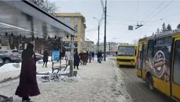 У центрі Луцька встановили чергову конструкцію розумної зупинки (фотофакт)