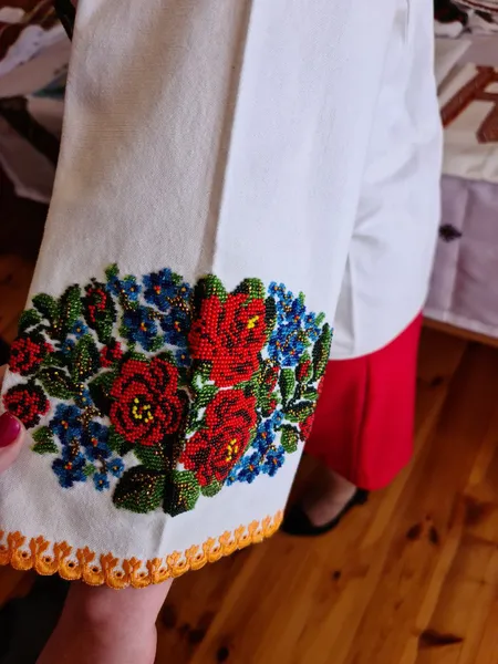 Вишивальниця зі Звірова копіює давні орнаменти з вишиванок, яким кілька століть (фото)