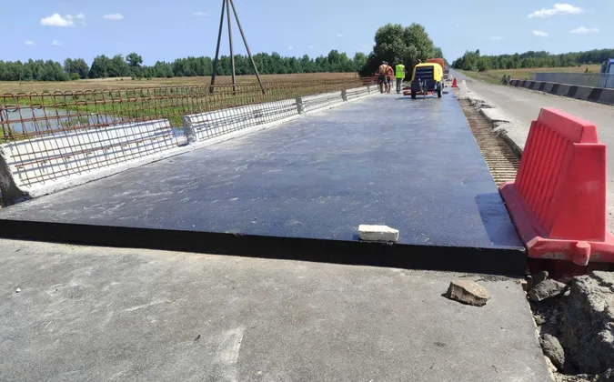 На автодорозі в Луцькому районі ремонтують одразу два мости (фото)