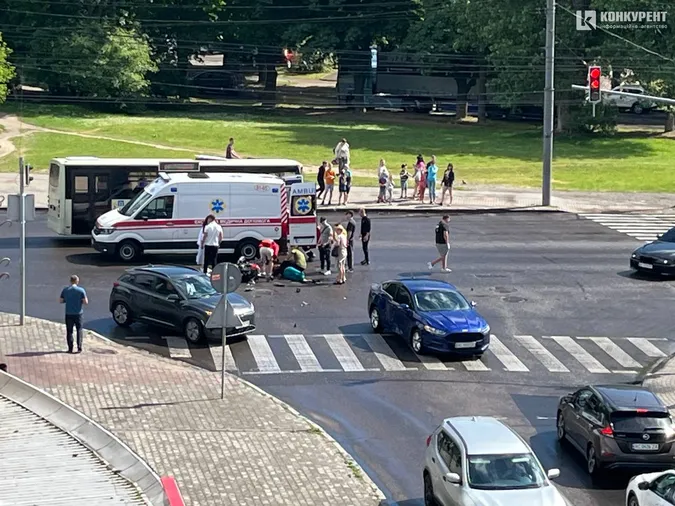 У Луцьку на Київському майдані водійка легковика збила мотоцикліста: рух ускладнено (фото)