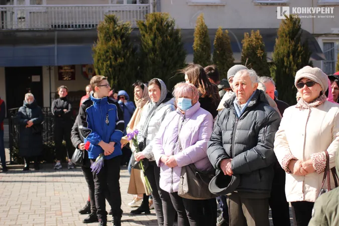 Зі сльозами та на колінах: Луцьк попрощався з трьома своїми Героями (фото, відео)