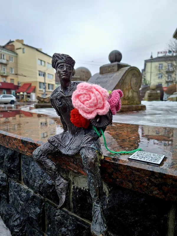 З луцьких кликунів зняли теплі шапки і дали в руки квіти (фото)