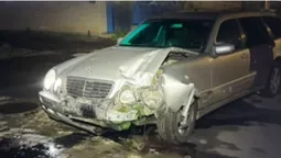 У Луцьку водій Mercedes в'їхав у стовп і «зняв стрес» алкоголем (фото)