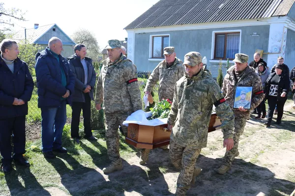 Без батька та чоловіка залишилася родина: на Волині попрощалися з воїном Іваном Гутвертом (фото)