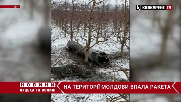 Під час обстрілу РФ України в Молдові впала ракета (фото, відео)