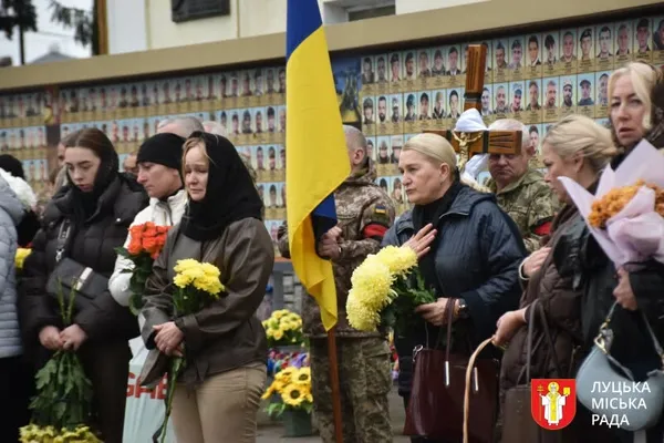 «Віддавав військовим власне взуття»: у Луцьку попрощалися з волонтером та воїном Володимиром Тарановичем (фото)