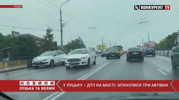 Величезний затор: у Луцьку на мості – подвійна ДТП (відео)