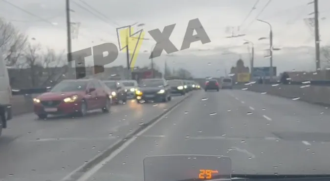 На мості біля «Там Таму» паралізований рух: що там коїться (відео)