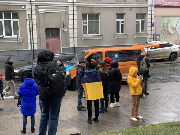 Під стінами Луцькради – мітингувальники: хочуть більше коштів на армію у 2024 році (фото)