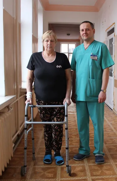 На фото: лікар Богдан Байчук з пацієнткою