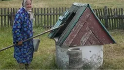 Сама рубає дрова у 86 років: як жителька поліського села дає собі раду у дерев'яній хаті (фото)