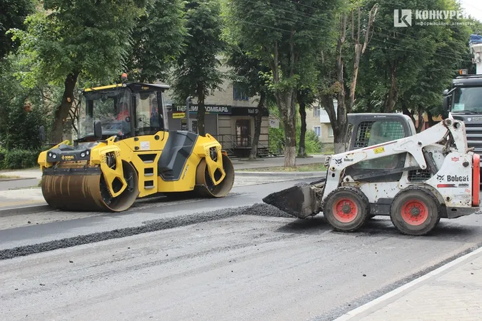 Фінішна пряма: як у Луцьку на Волі вкладають асфальт (фото)