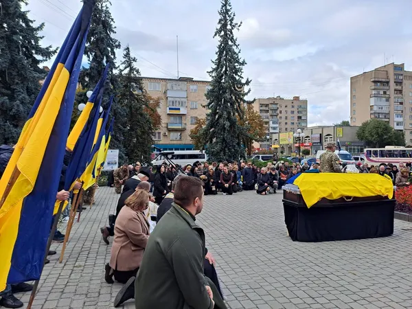 У Ковелі попрощалися із Захисником Петром Коломійчуком, який загинув у ДТП на Дніпропетровщині (фото)