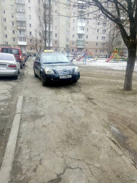 Бордюри ніби медом помазані: муніципали показали автохамів (фото)