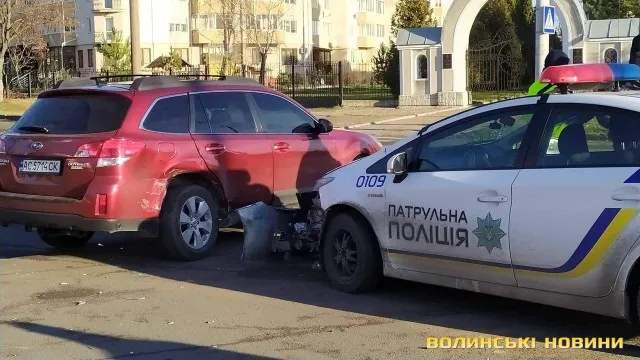 Їхали на виклик, а їх не пропустили: у Луцьку патрульні потрапили в аварію (фото)
