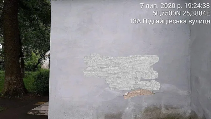 Під лабораторією в Луцьку знайшли купу використаних шприців і рукавиць (фото)