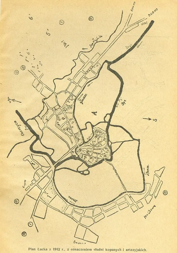 План Луцька 1912 року з позначенням копаних і артезіанських криниць. Зображення з книги Адама Войнича