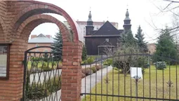У Ковелі священник зв'язав скотчем школярку, яка рвала черешні біля храму (відео)