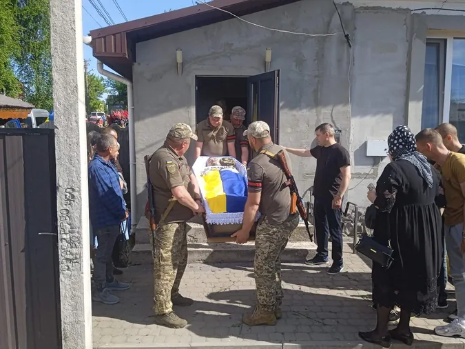 Від отриманих травм помер у лікарні: на Волині попрощались з Героєм Богданом Карвацьким (фото)