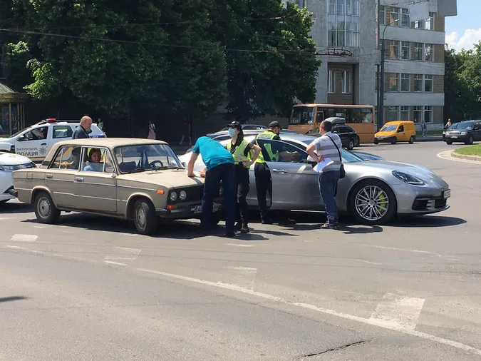 У Луцьку біля «Променя» не розминулися «порш» і «жигулі» (фото)