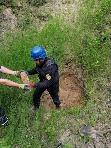 На території приватного господарства на Ковельщині знайшли 77 артснарядів (фото, відео)