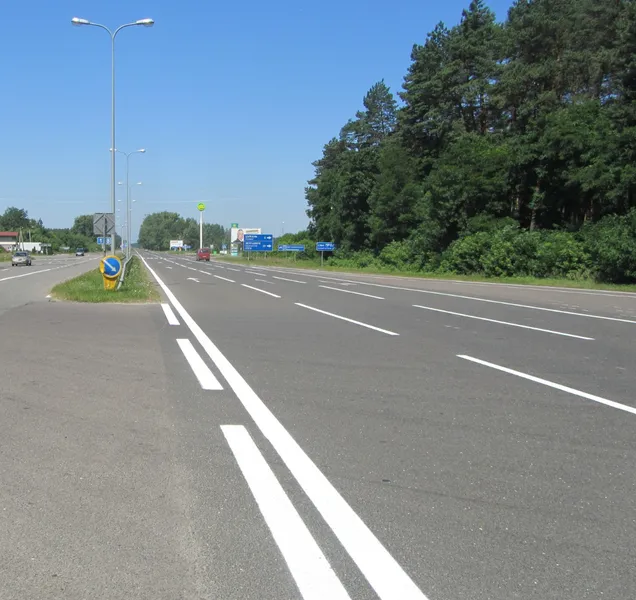 На трасі Луцьк-Рівне наносять розмітку зі склокульками (фото)