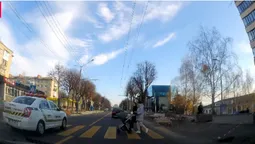 У центрі Луцька службове авто ледь не збило жінок з дитиною на переході (відео)
