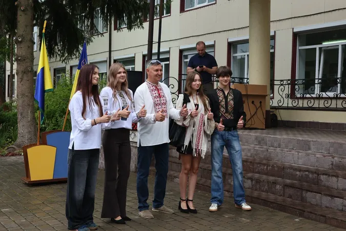 Як у Волинському науковому ліцеї зустріли свято першого дзвоника (фото)