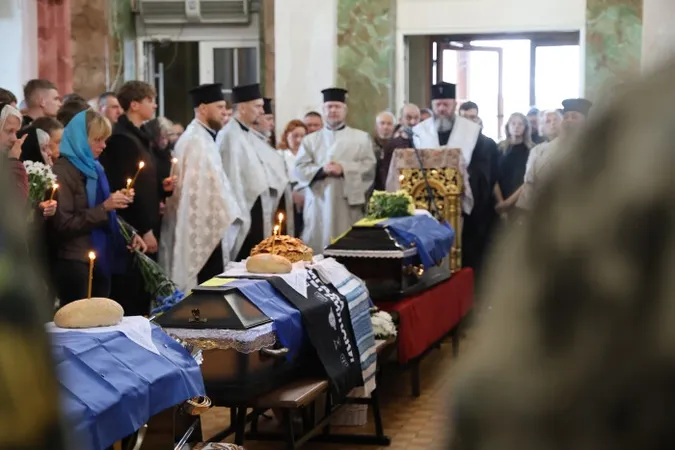 Луцьк навколішки прощався з трьома загиблими захисниками Русланом Новосадом, Владиславом Павлюком та Анатолієм Дячуком