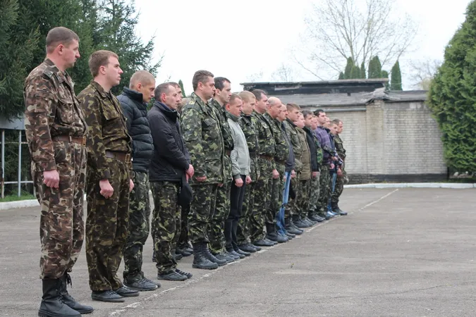 Місцеву владу хочуть зобов'язати допомогатаи військкоматам