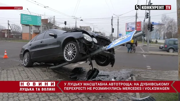 У Луцьку внаслідок ДТП Mercedes «завис» на стовпі (відео)