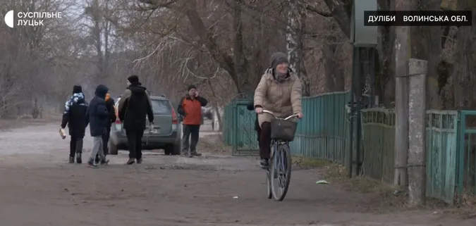 Або пішки, або велосипедом: у селах на Волині 4 роки не їздить автобус (відео)