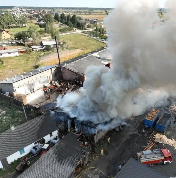 Дим стовпом: на Камінь-Каширщині – масштабна пожежа на пилорамі (фото)