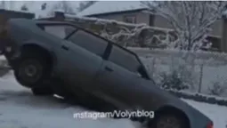 У Горохові через ожеледицю автомобіль з'їхав у кювет (відео)