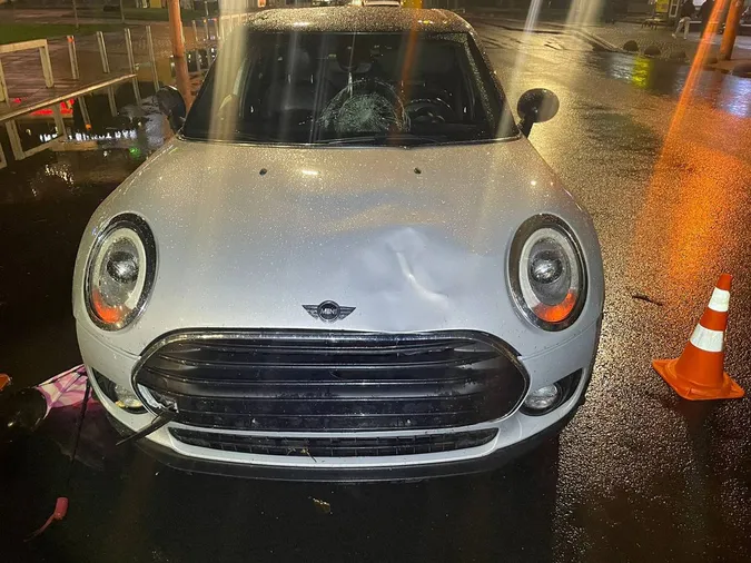 На переході біля «Променя» Mini Cooper збив 19-річну лучанку (фото)