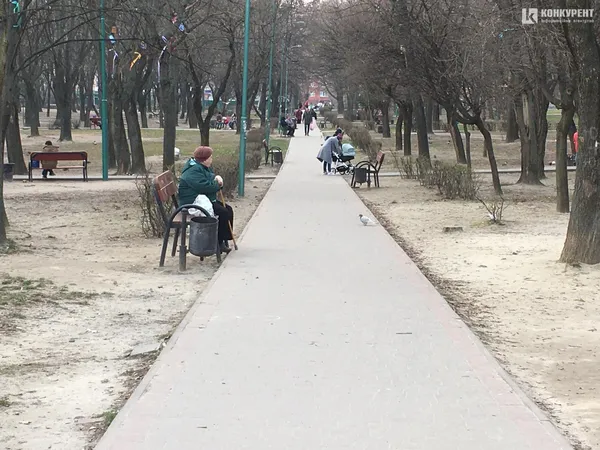 Безлюдна автостанція і «туси» в парку: як карантинить Луцьк 19 березня (фото)