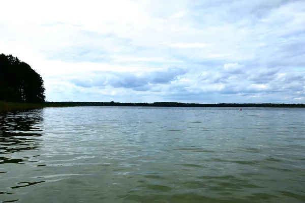 Журналісти отримали змогу скупатися у воді місцевого озера...