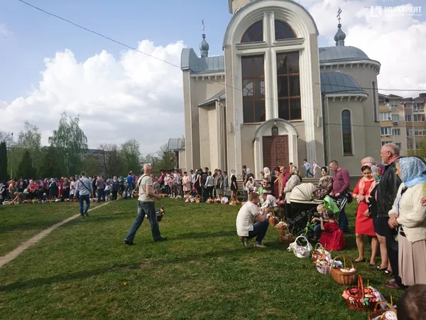 Як у луцьких храмах освячують паски (фото)