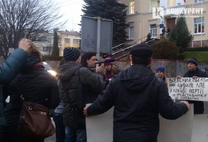 Працівники ЛПЕ блокували дорогу біля Луцькради
