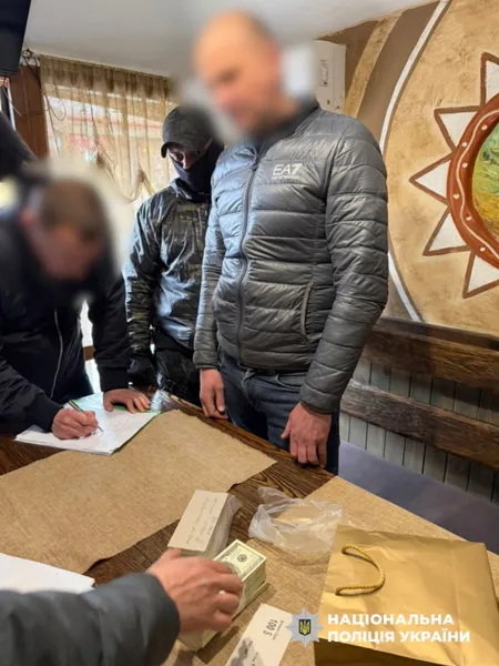 Топпосадовець Укрзалізниці погорів на хабарі у 100 000 доларів